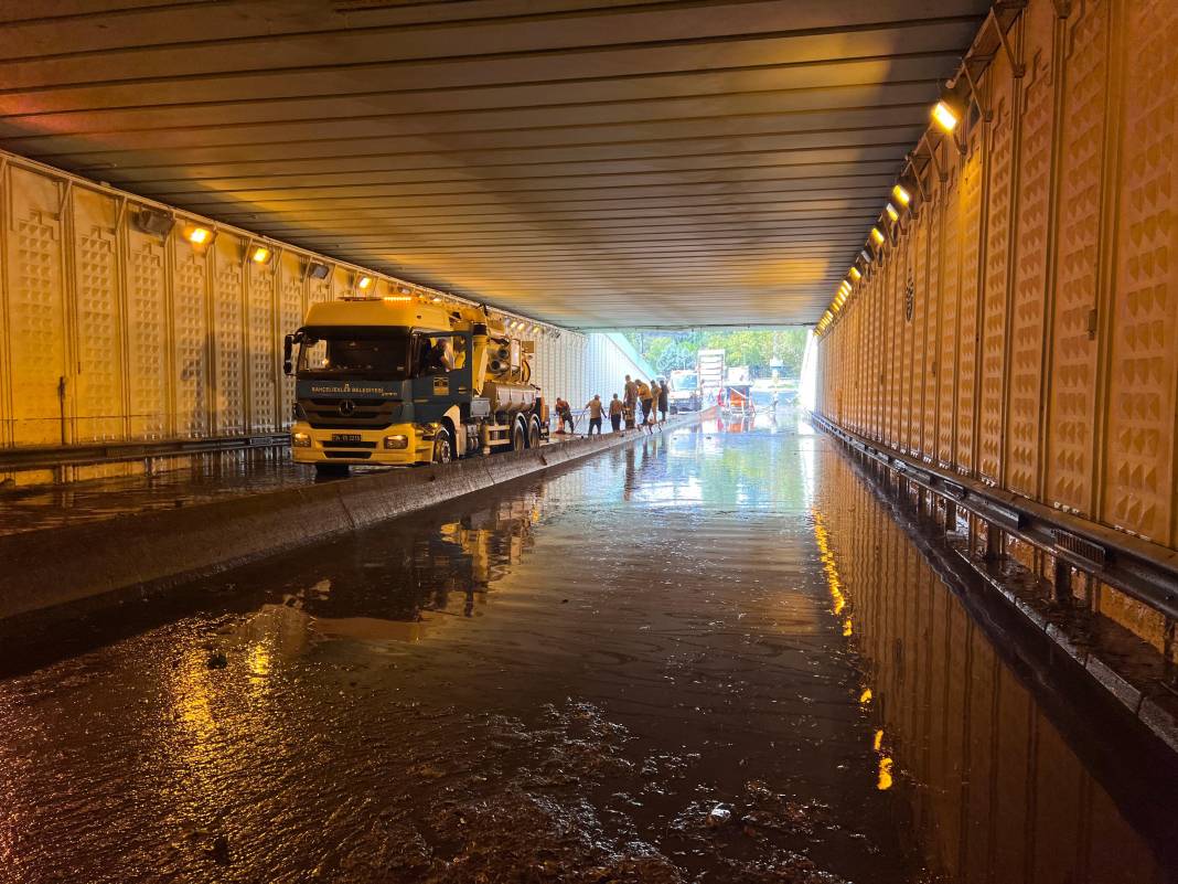 İstanbul'da sağanak hayatı felç etti! Araçlar sular altında kaldı 20